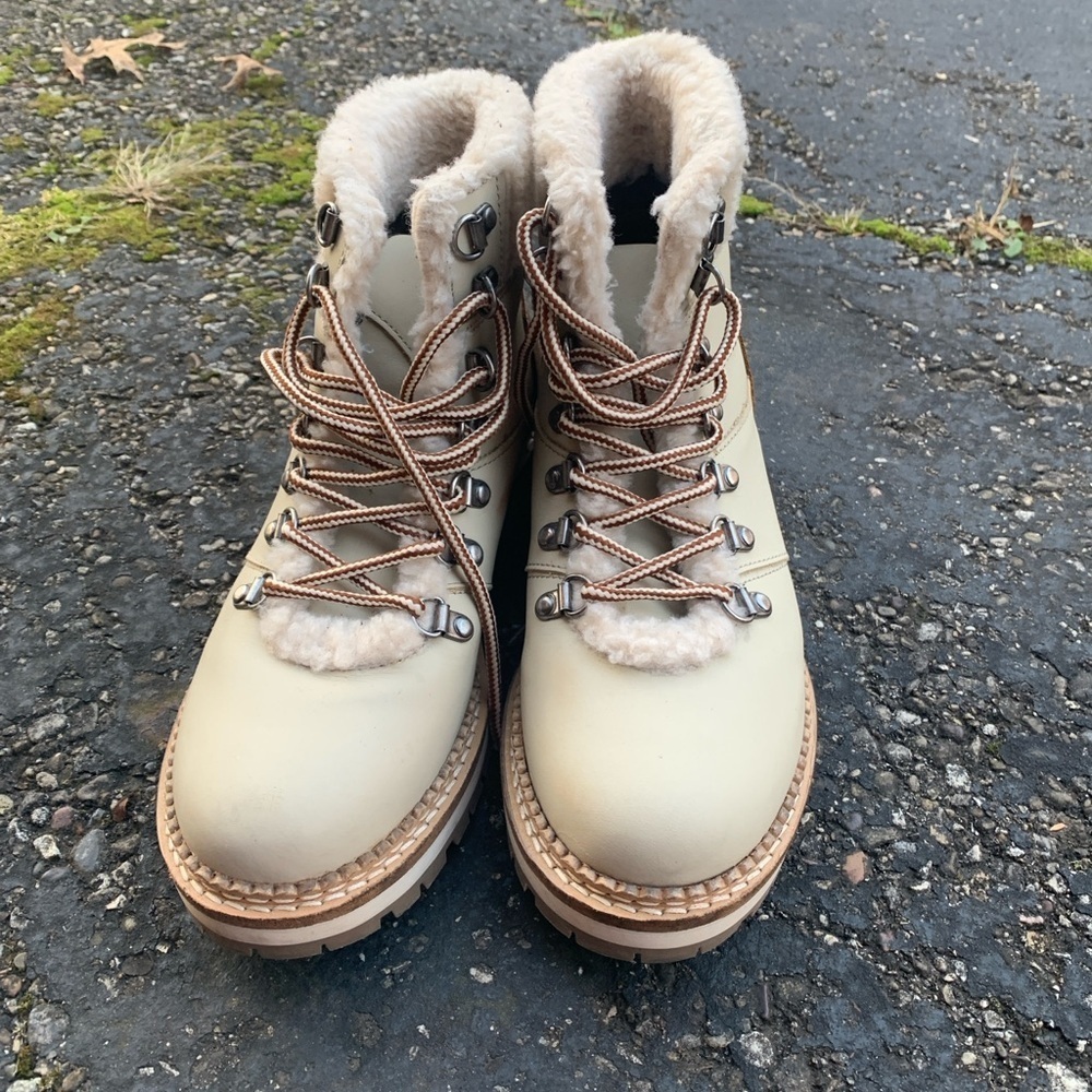 Alpine design ortholite cream shearling lace up boots size 8.5